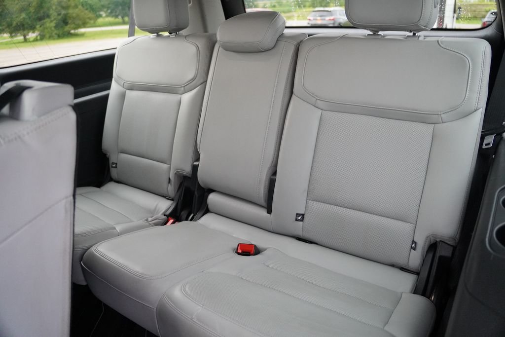 Used 2025 Silver Metallic Ford Platinum image 19