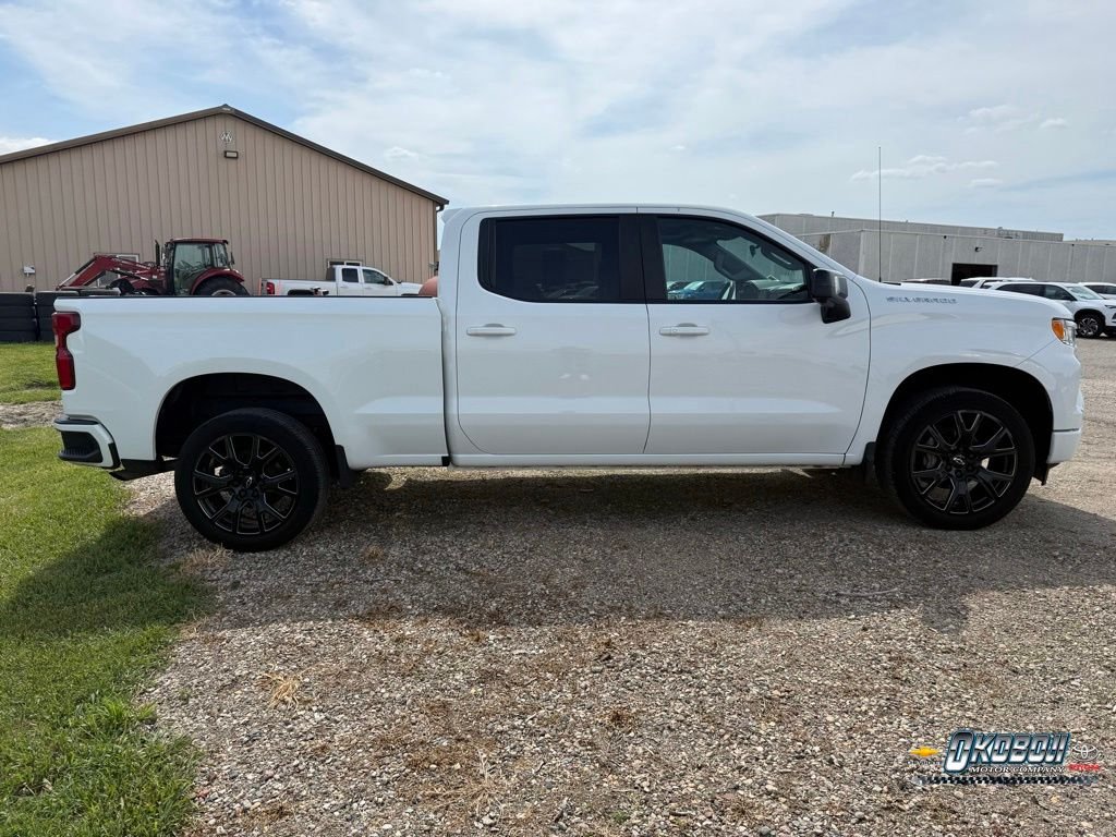 Used 2022 White Chevrolet RST image 2