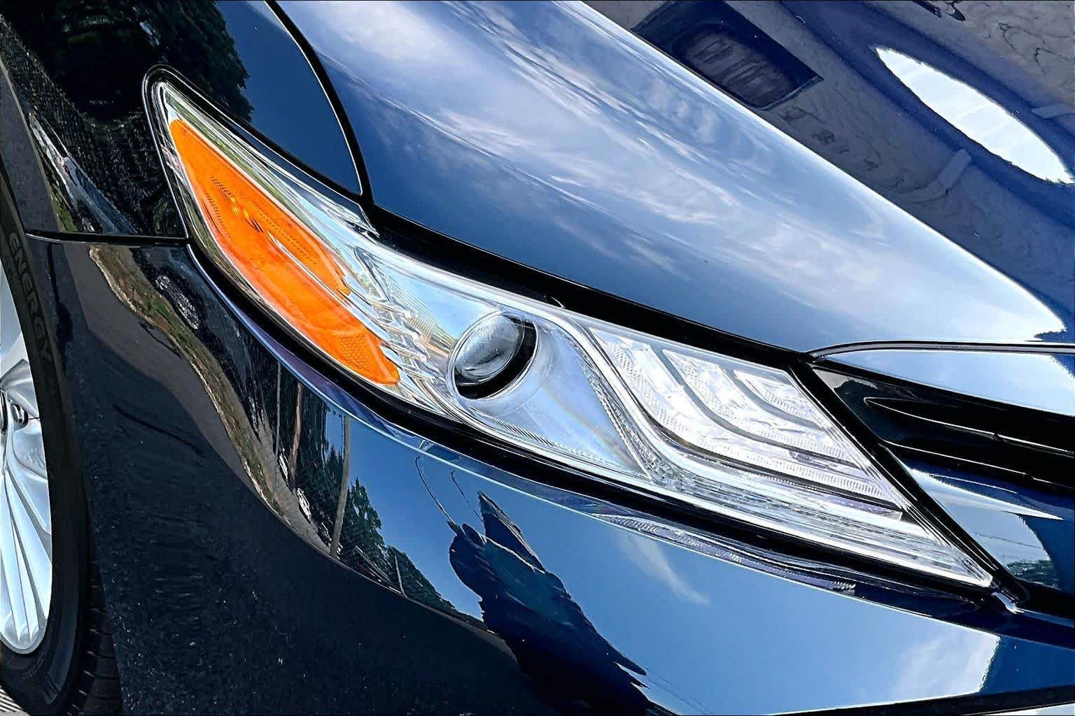 Used 2018 Galactic Aqua Mica Toyota Hybrid XLE image 28