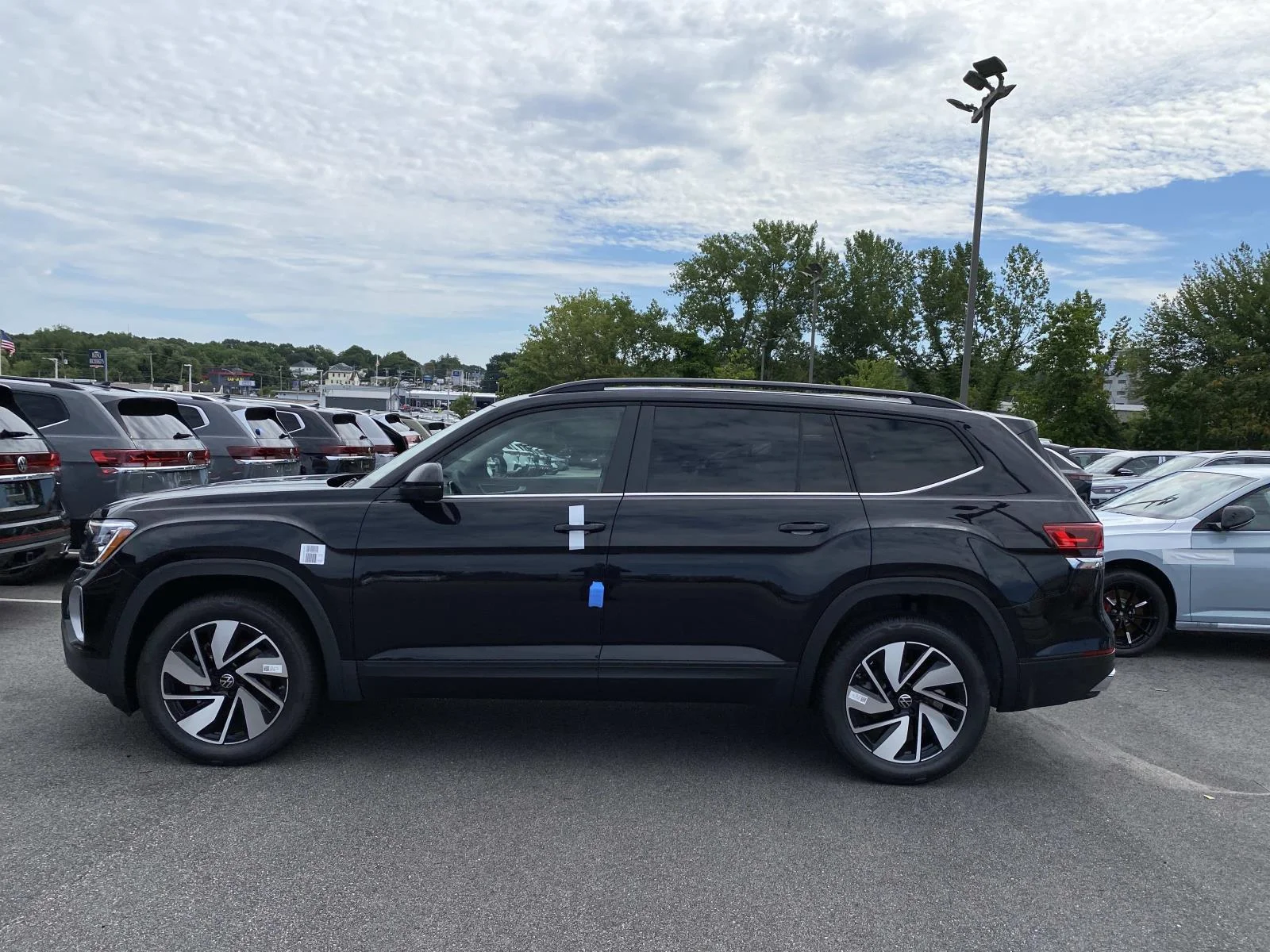 New 2026 Deep Black Pearl Volkswagen 2.0T SE w/Technology 4MOTION image 2