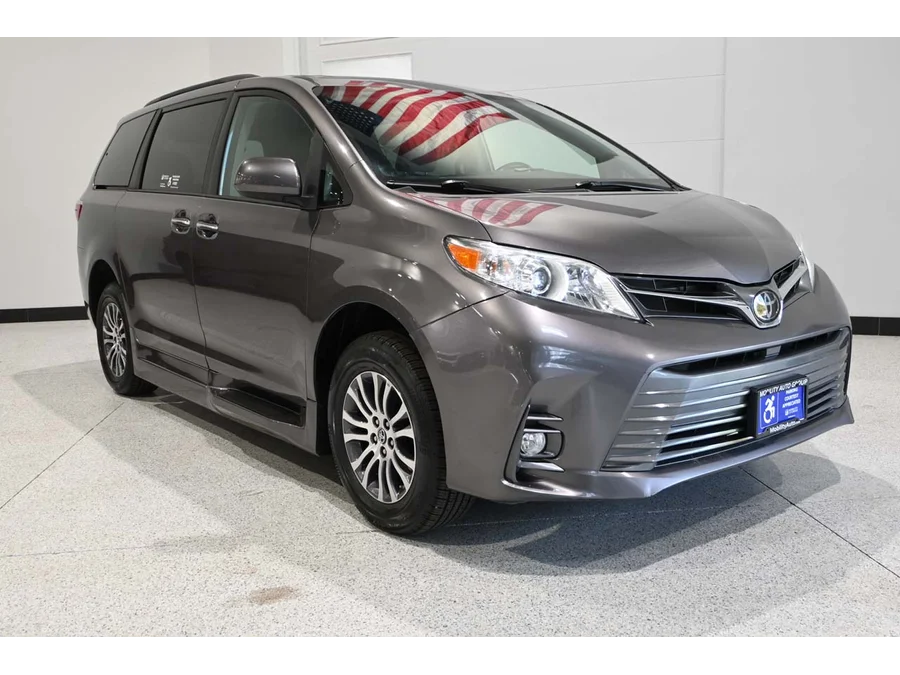 Used 2020 GRAY Toyota XLE Mobility Handicap Van image 3