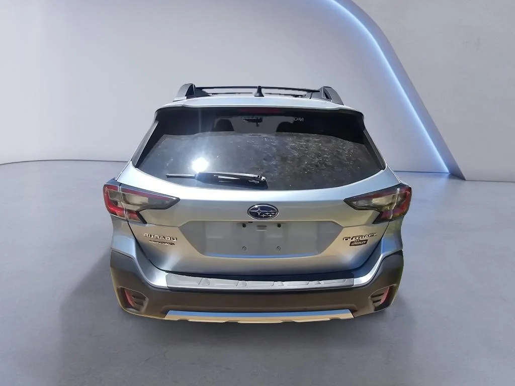 Used 2021 Ice Silver Metallic Subaru Limited image 4