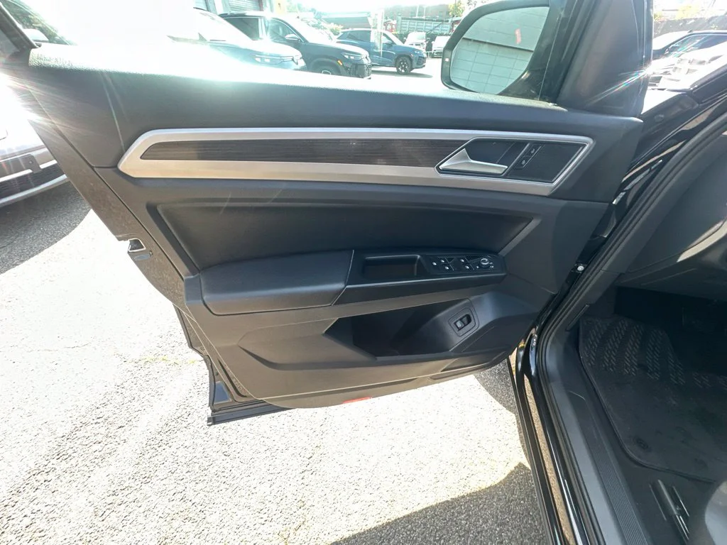 Used 2019 Black Volkswagen 3.6L V6 SE image 9