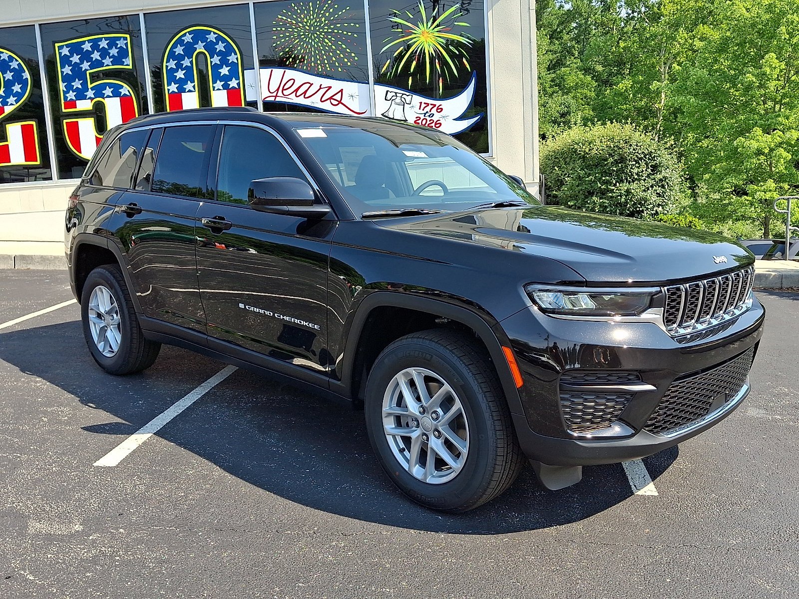 New 2026 Diamond Black Crystal Pearlcoat Jeep Laredo X image 2