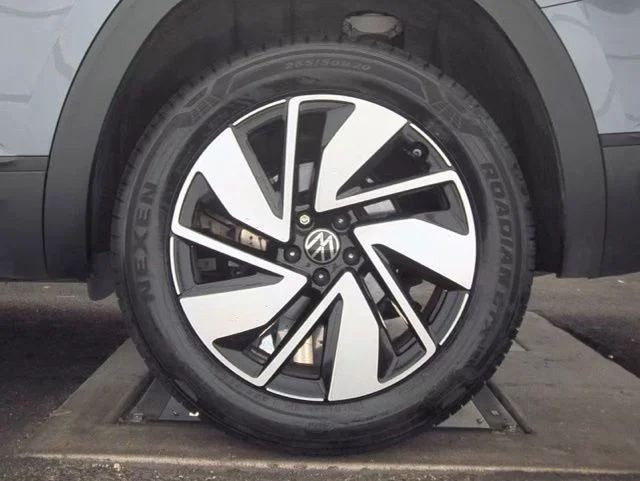 Used 2025  Volkswagen 2.0T SE w/Technology image 42