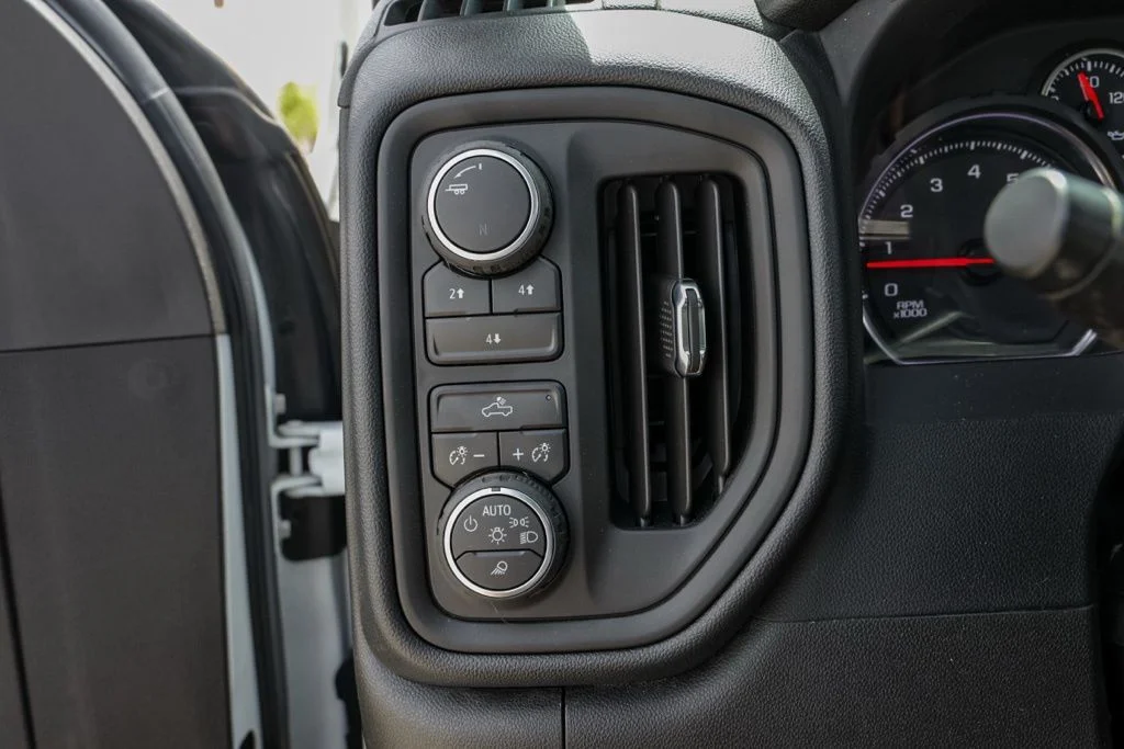 Used 2022 White Chevrolet Custom image 33