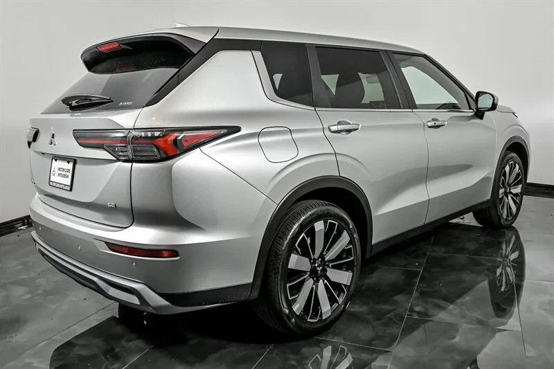 Used 2025 Alloy Silver Metallic Mitsubishi SE image 9