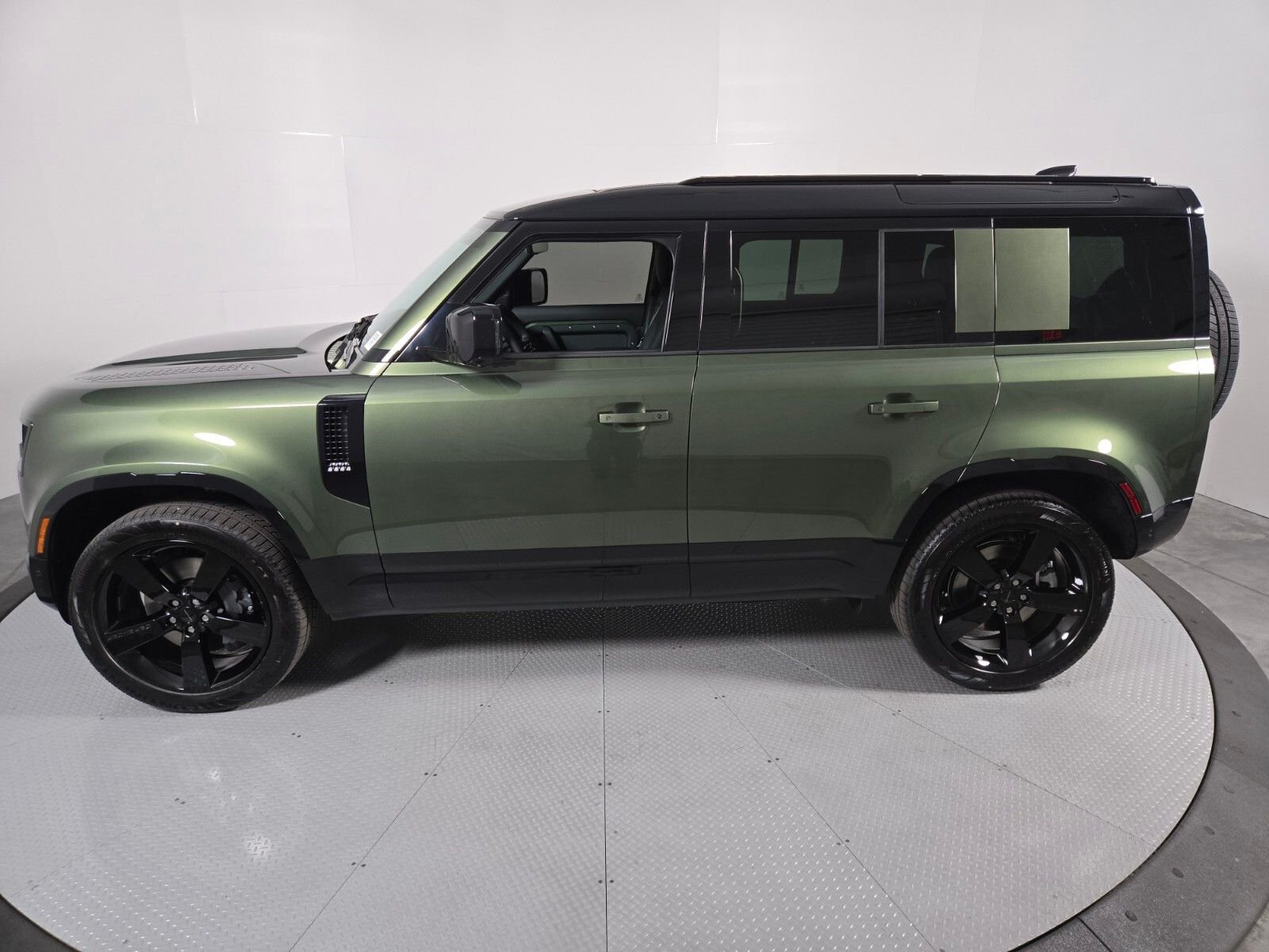 New 2026 Woolstone Green Land Rover X-Dynamic SE image 34