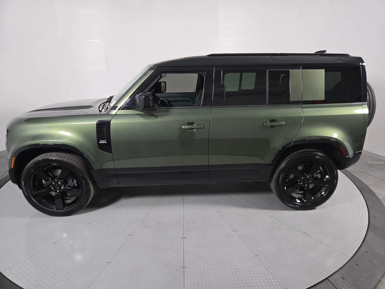 New 2026 Woolstone Green Land Rover X-Dynamic SE image 34