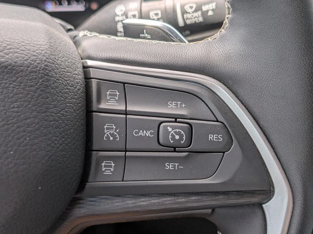 Used 2025 Black Jeep Altitude X image 24