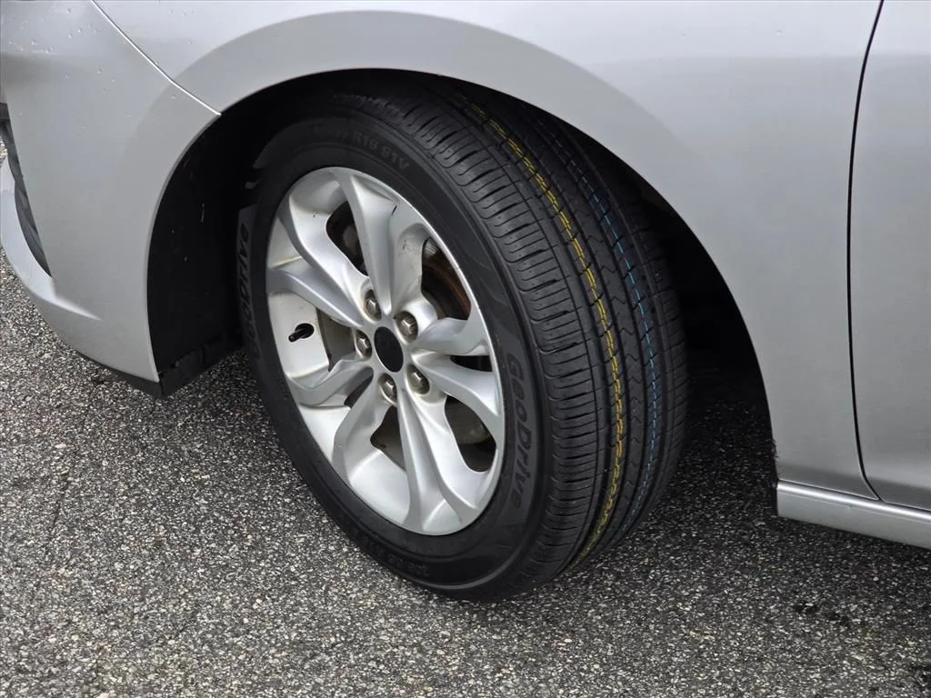 Used 2019 Silver Chevrolet LT image 27