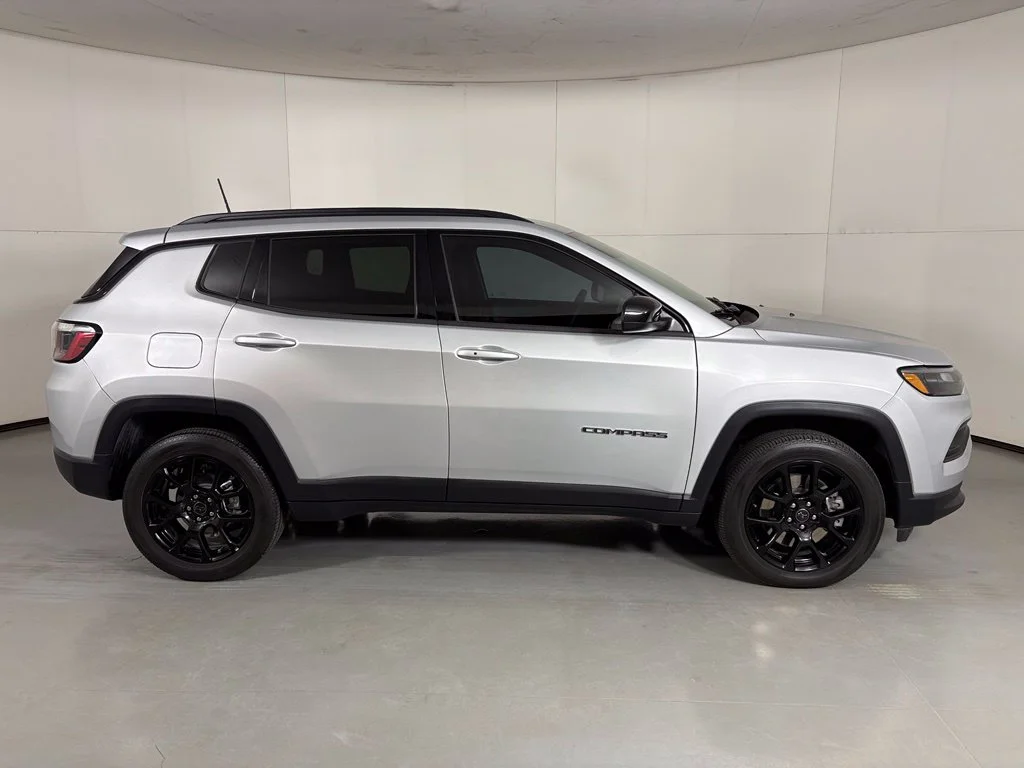 Used 2025 Silver Jeep Latitude image 9