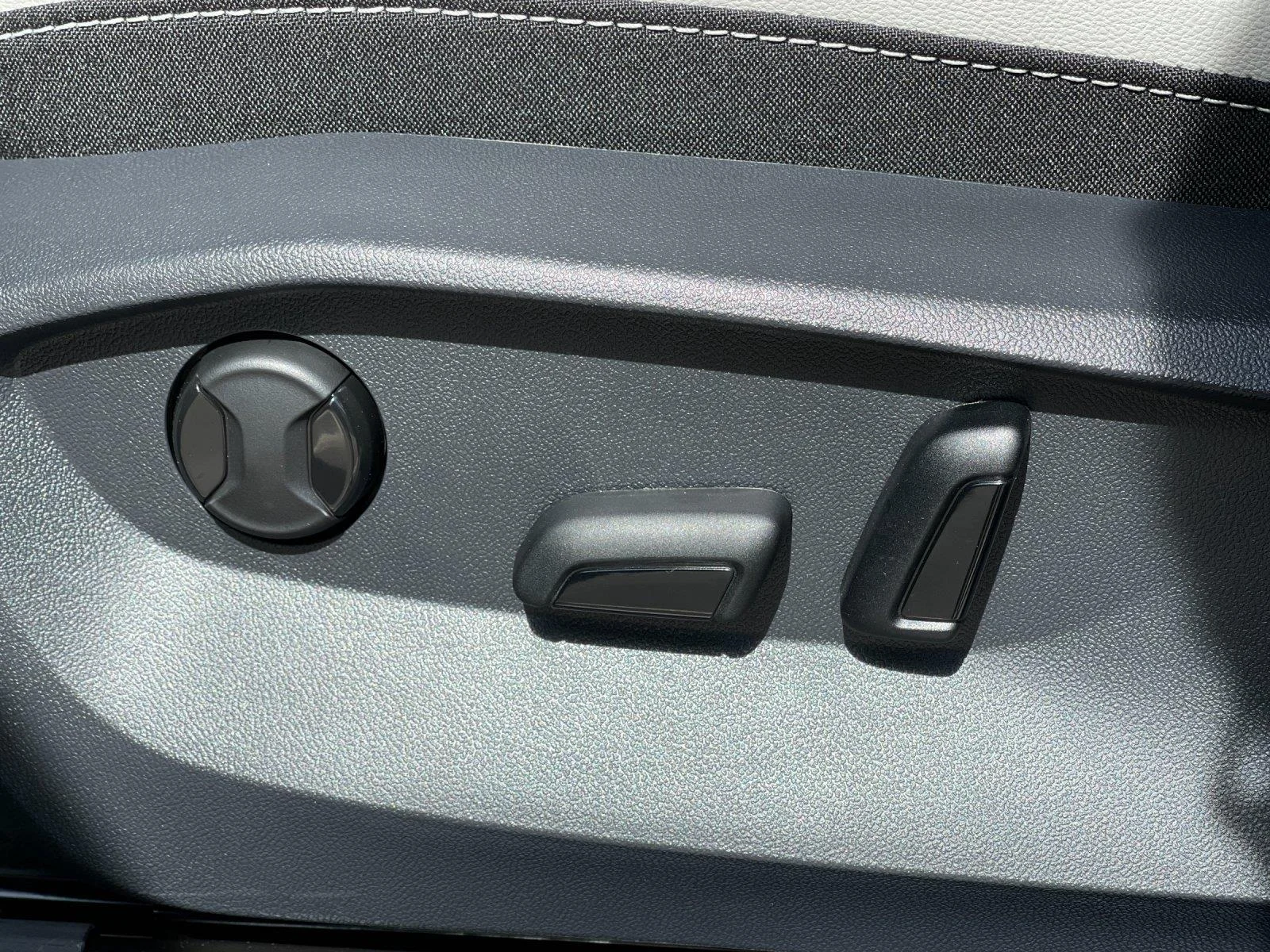 New 2026 Deep Black Pearl Volkswagen SE image 16
