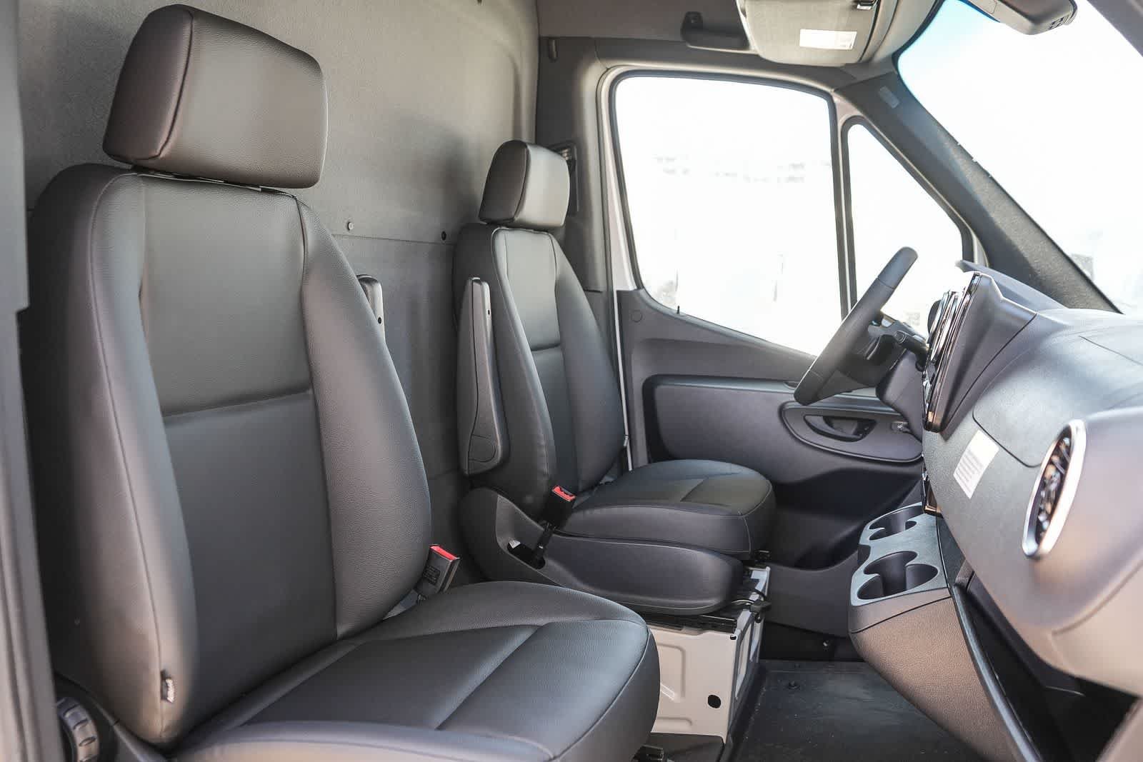 New 2025 Arctic+White Mercedes-Benz Cargo 170WB High Roof 113kW Battery RWD HO Motor image 51