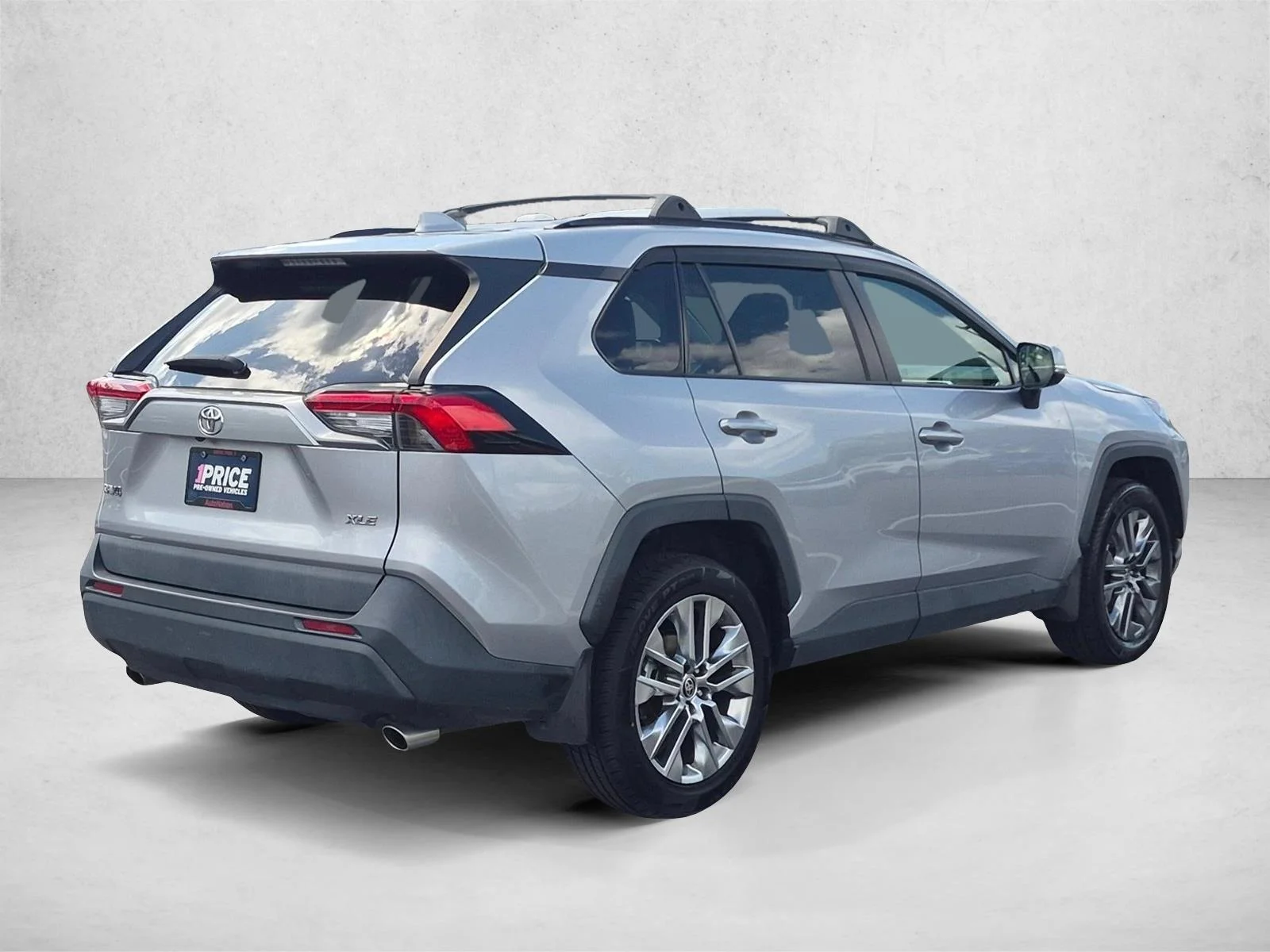 Used 2021 Silver Sky Metallic Toyota XLE Premium image 5