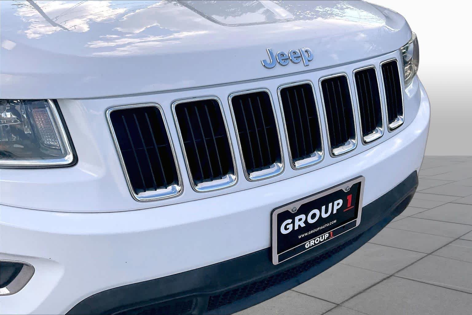 Used 2014 Bright White Clearcoat Jeep Laredo image 25