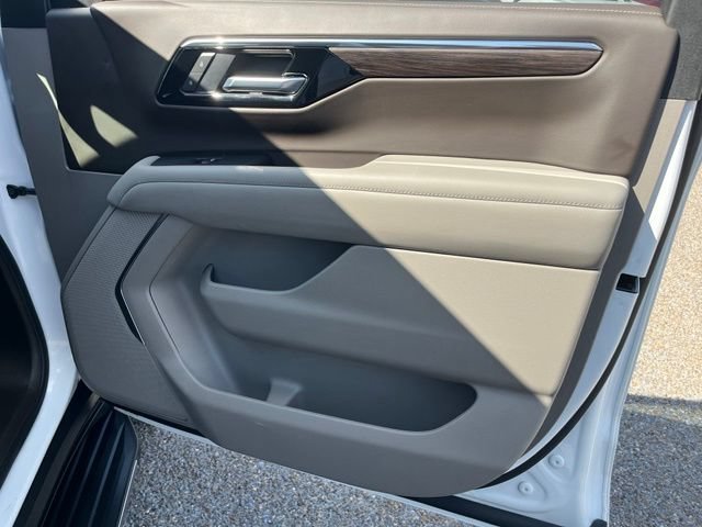 Used 2025 Summit White Chevrolet LS image 29