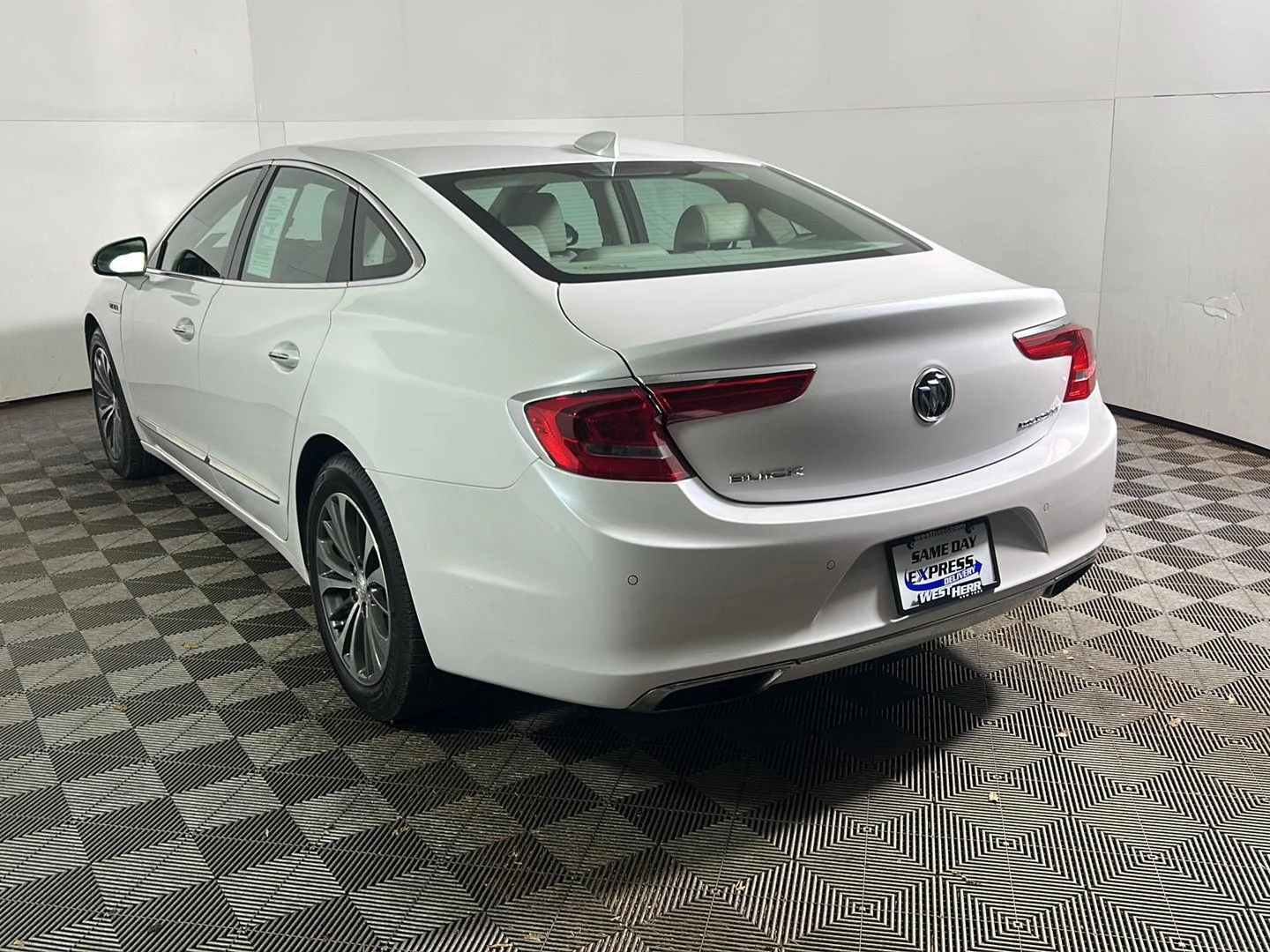 Used 2017 White Frost Tricoat Buick Essence image 8