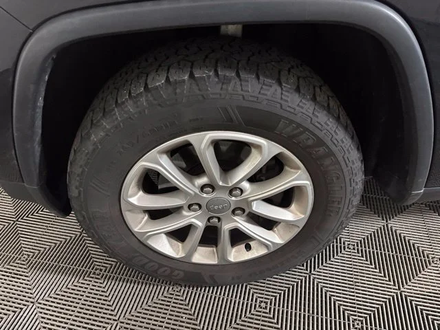 Used 2016 Brilliant Black Crystal Pearlcoat Jeep Laredo image 38