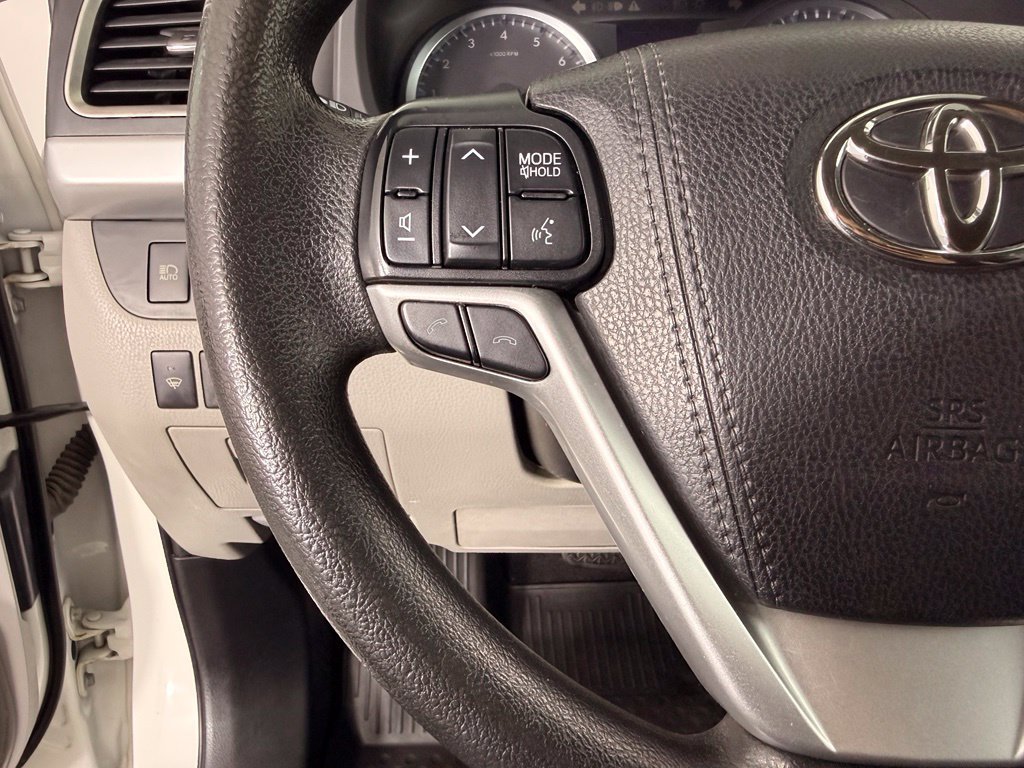 Used 2019 White Toyota LE image 23