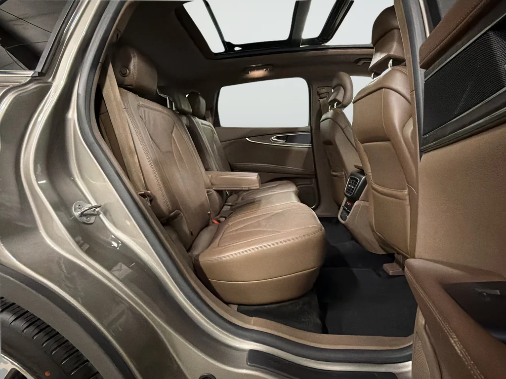 Used 2017 Gray Lincoln Reserve image 14