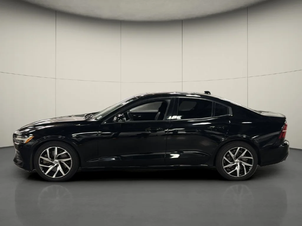 Used 2019 Black Volvo T6 Momentum image 4