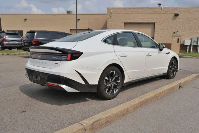 Used 2025 White Hyundai SEL image 5