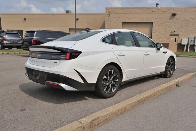 Used 2025 White Hyundai SEL image 5