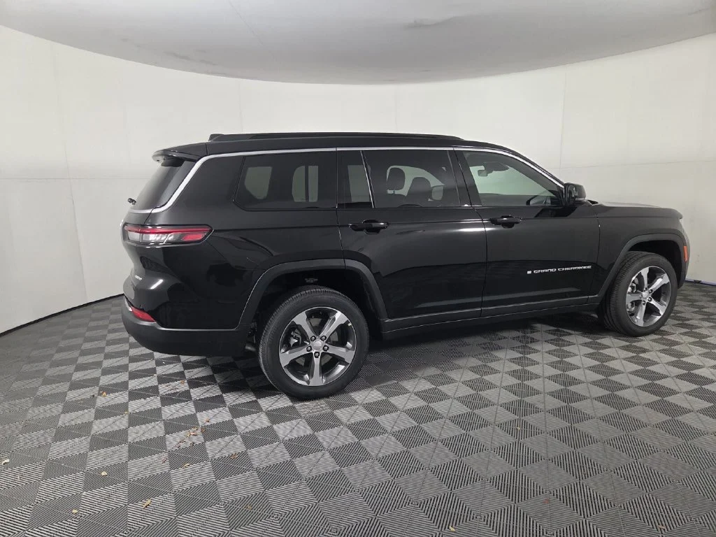 New 2026 Diamond Black Crystal Pearl-Coat Exterior Paint Jeep Limited image 6