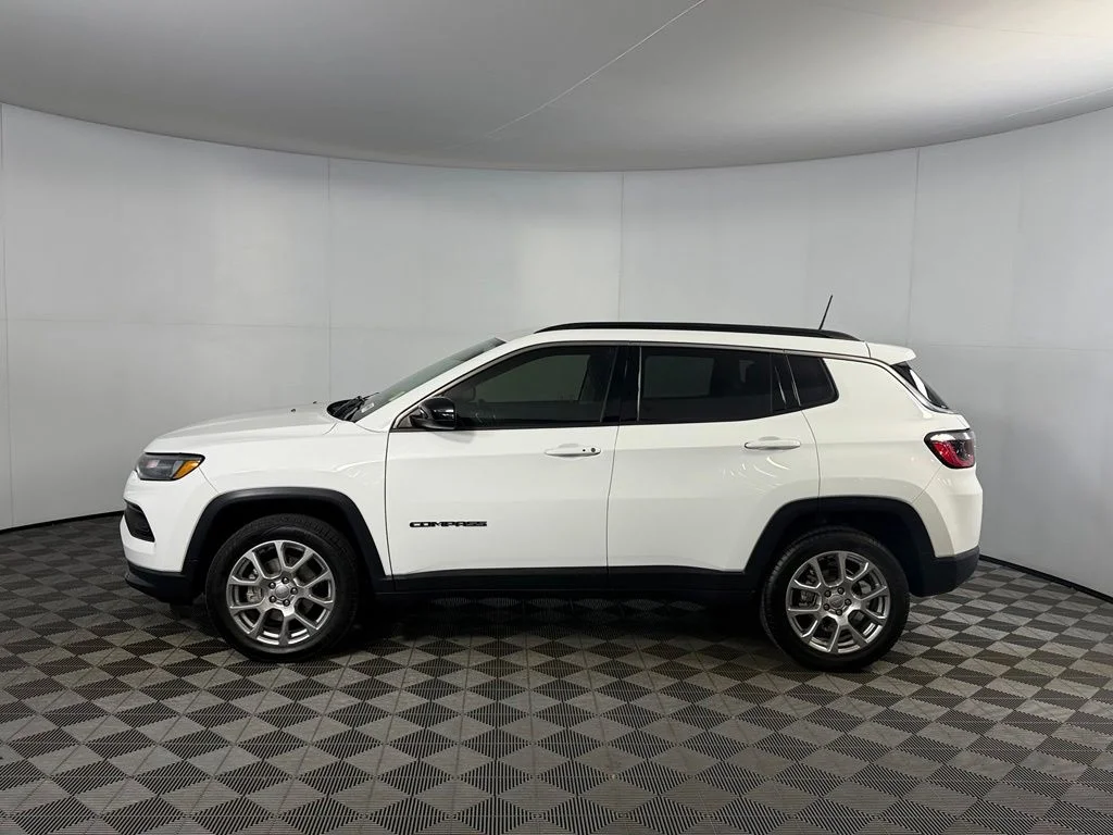 Certified Used 2022 White Jeep Latitude Lux image 10