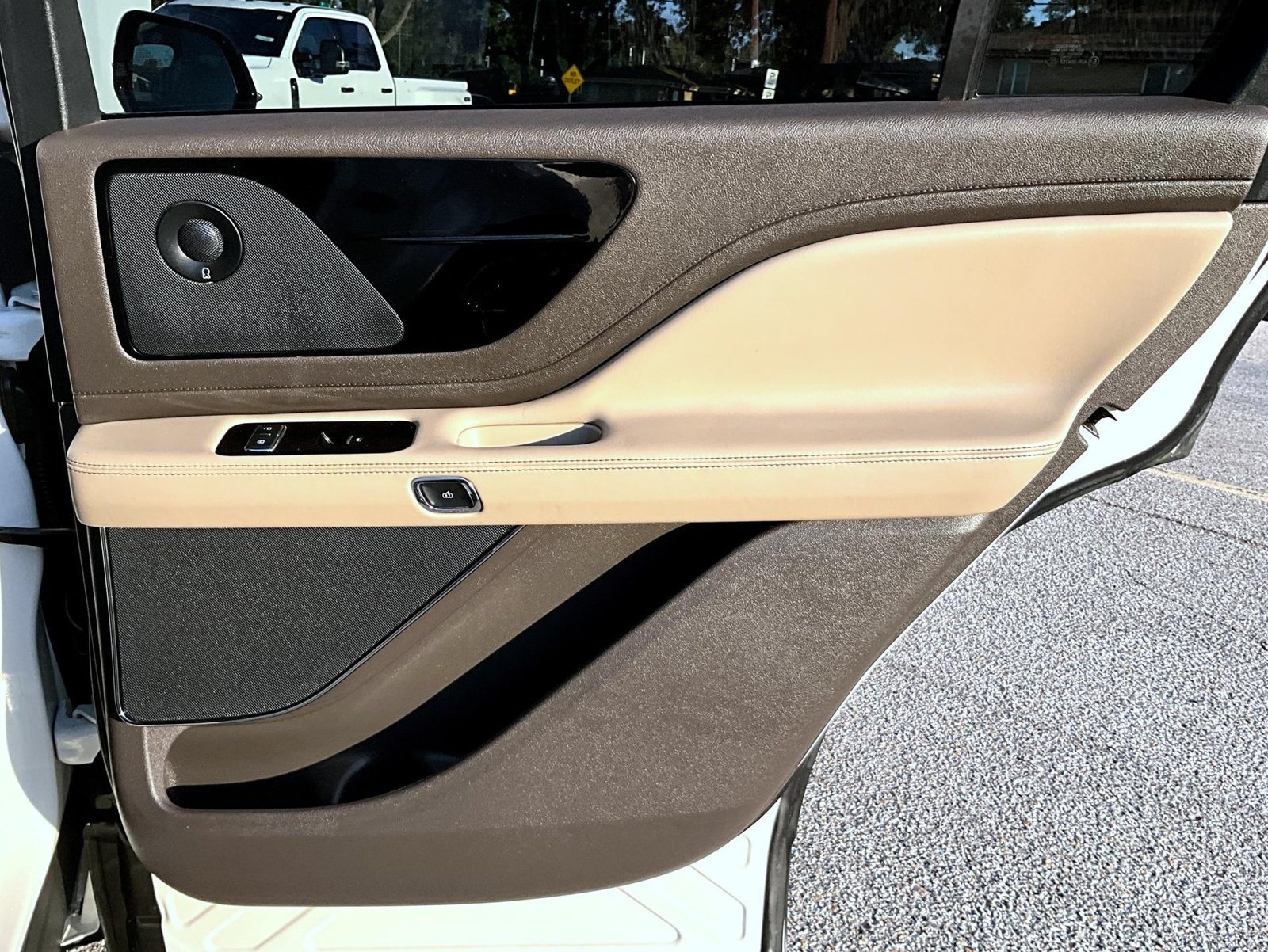 Used 2023 White Lincoln Reserve image 20