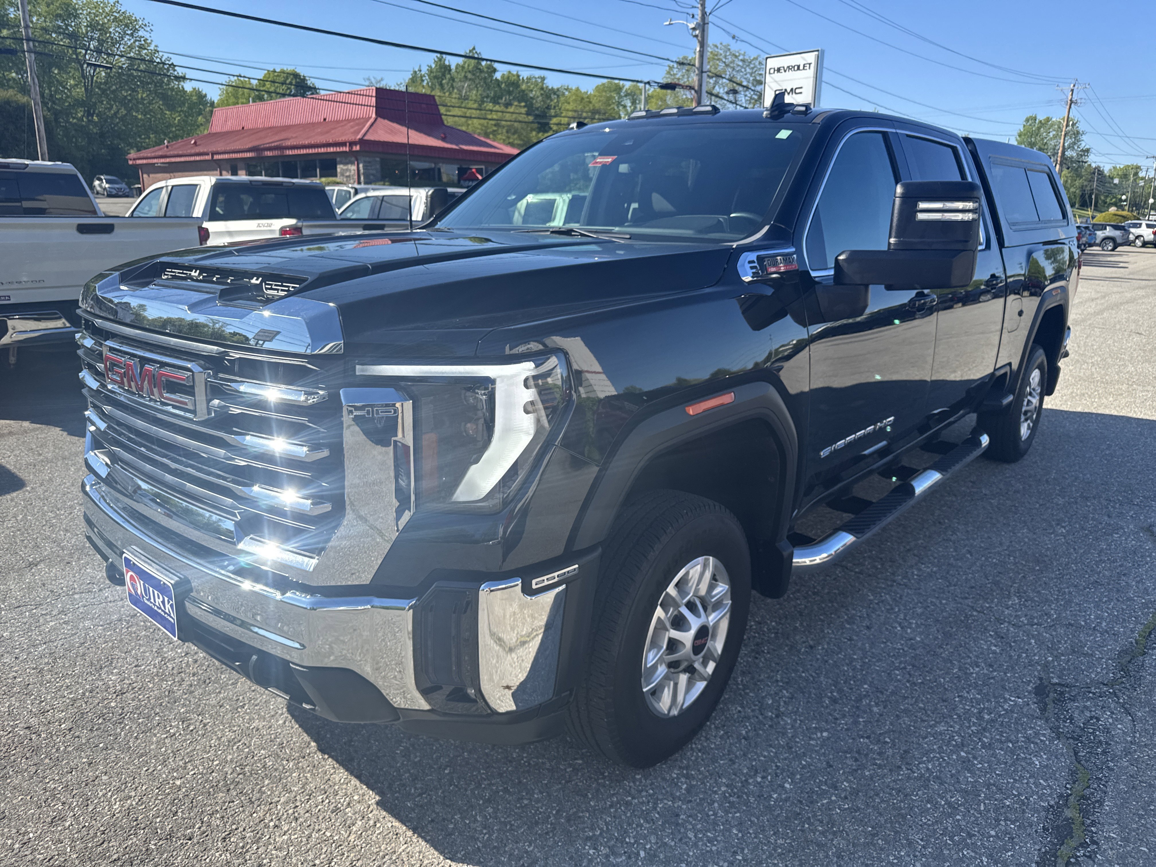 Used 2024 Onyx Black GMC SLE image 1
