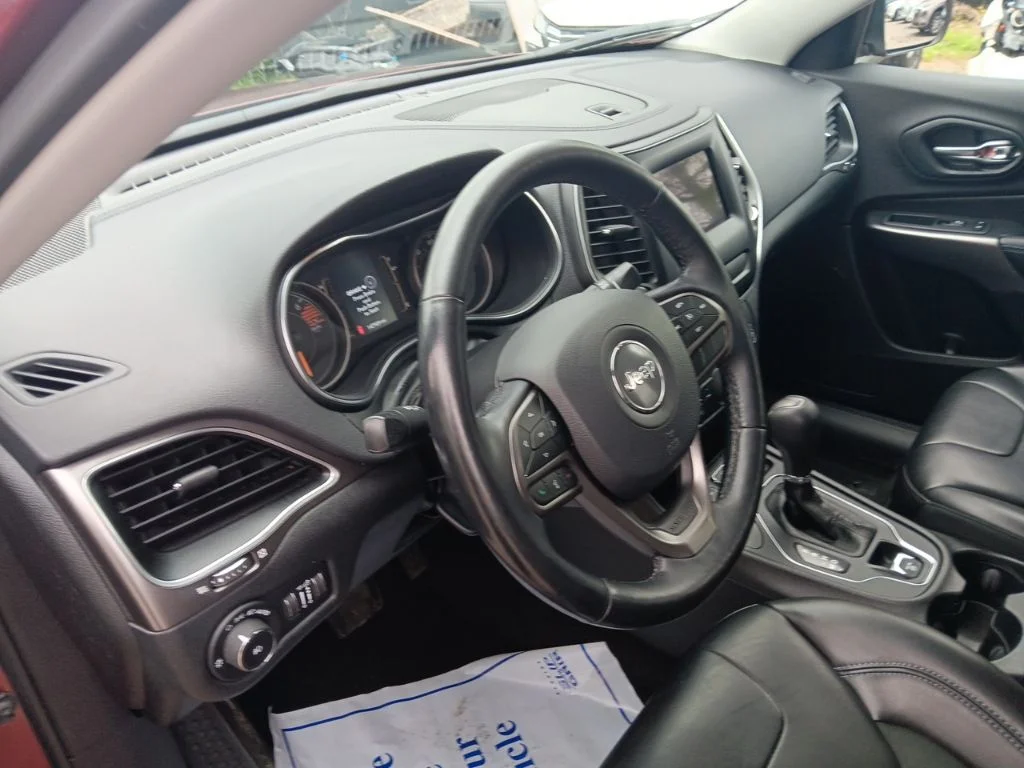 Used 2019 Velvet Red Pearlcoat Jeep Latitude Plus image 15