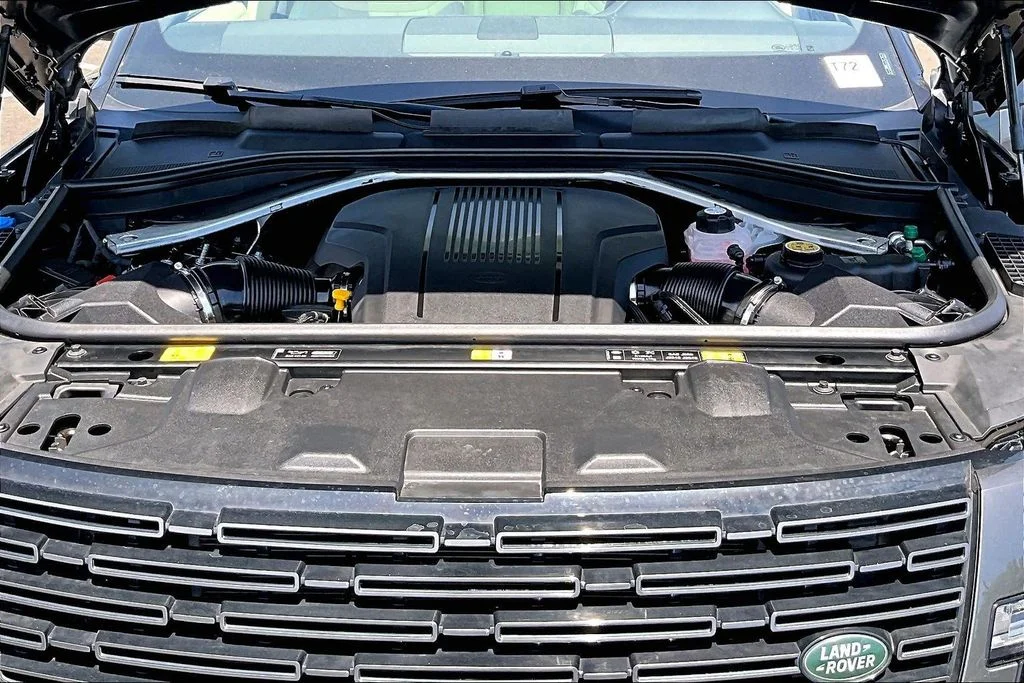 Used 2024 Black Land Rover SE image 9