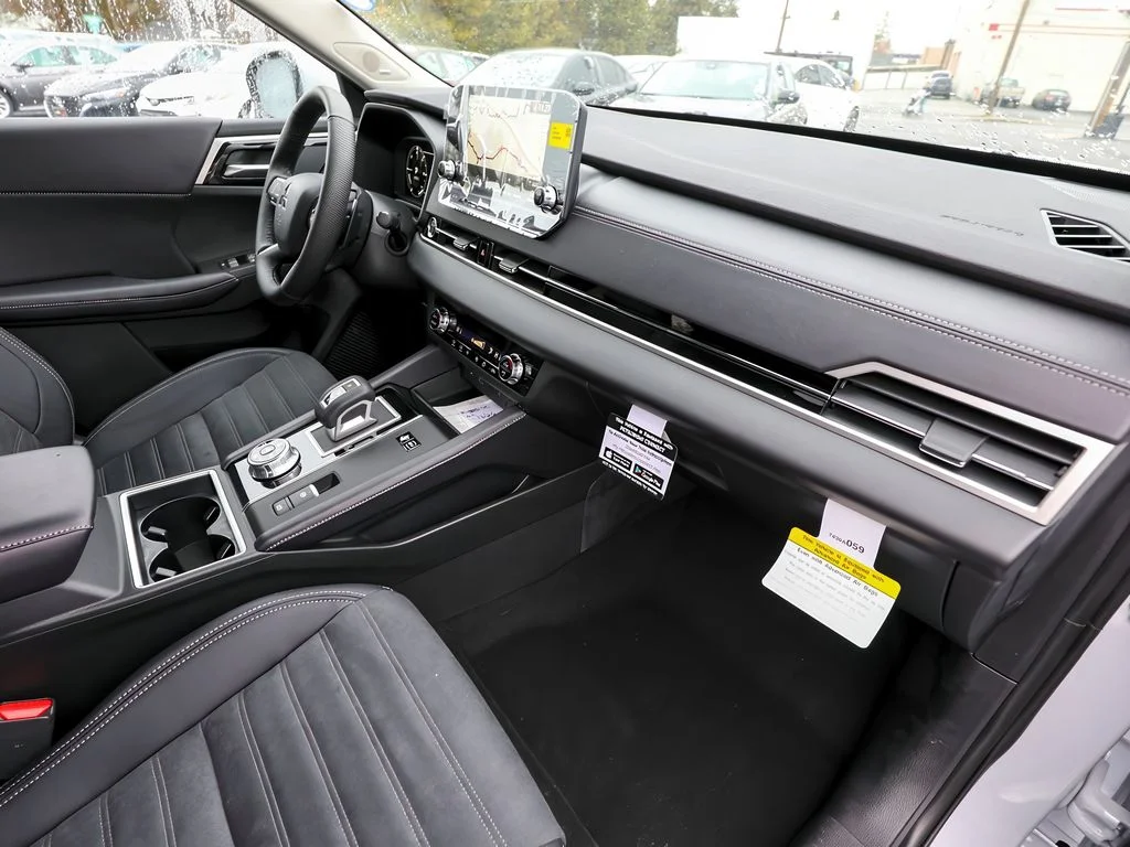 New 2025 White Diamond Mitsubishi SE image 24