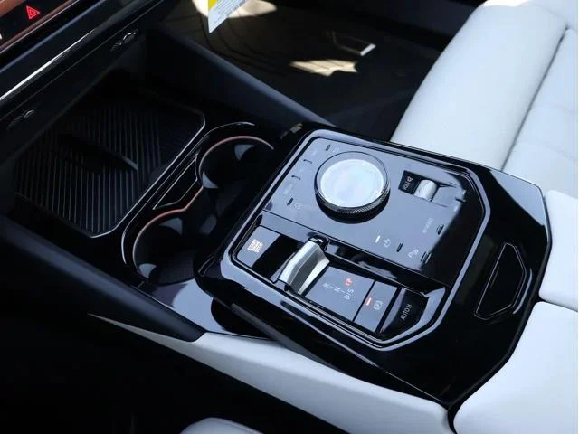 New 2026 Mineral White Metallic BMW 550e xDrive image 30