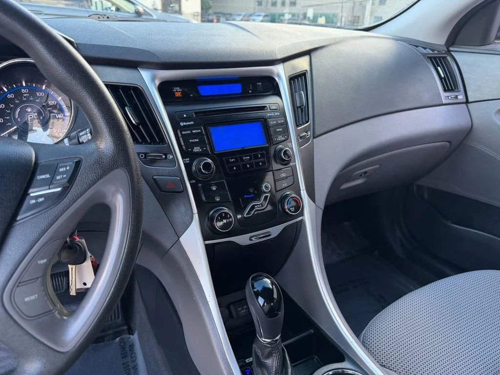 Used 2013 Gray Hyundai GLS image 21