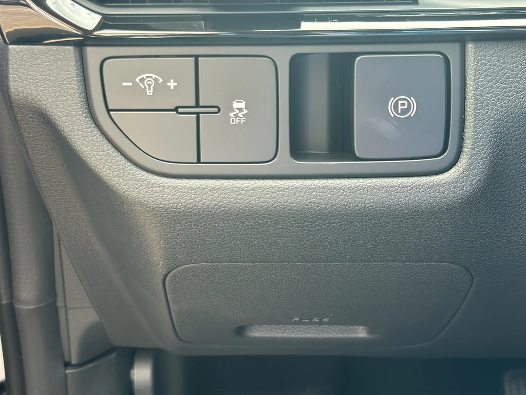 New 2026 Glacial White Pearl Kia LX image 31