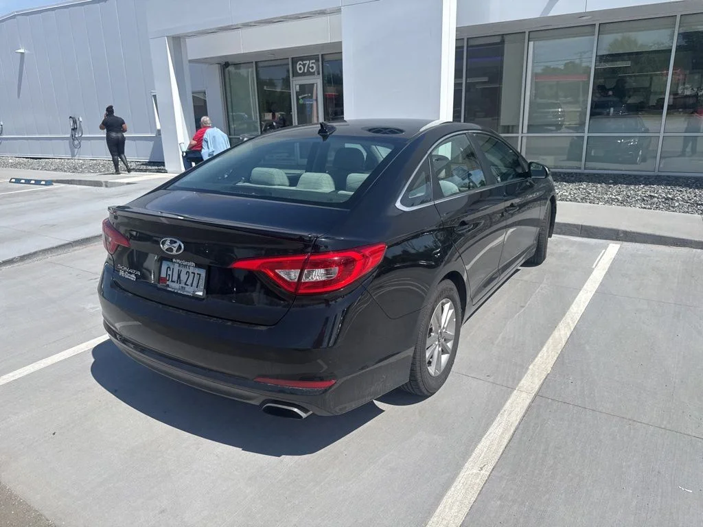 Used 2017 Black Hyundai SE image 5