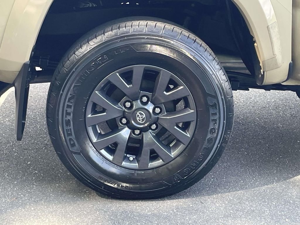 Used 2017  Toyota SR5 image 7