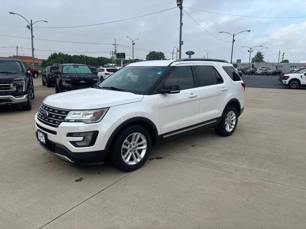 Used 2017 White Platinum Tri-Coat Metallic Ford XLT image 2