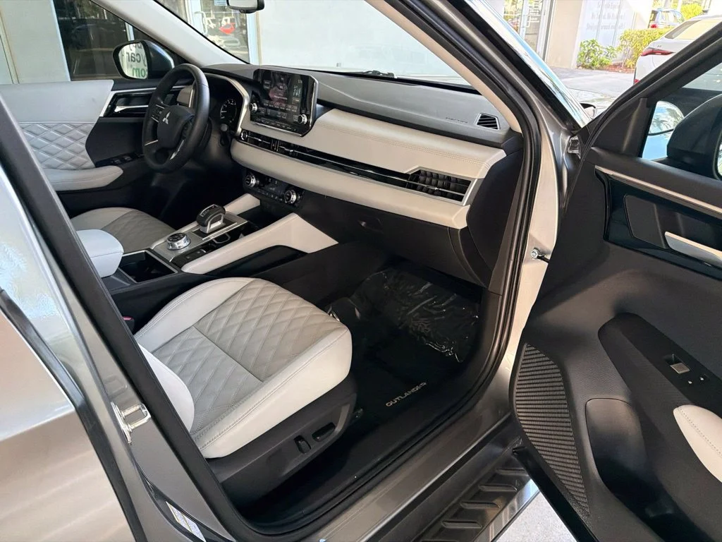 Used 2022 Silver Mitsubishi SEL image 28