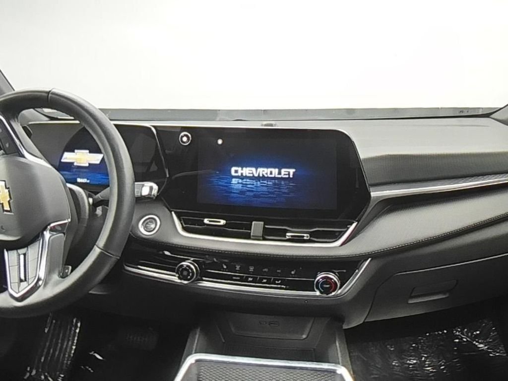 Used 2025 White Chevrolet LT image 18