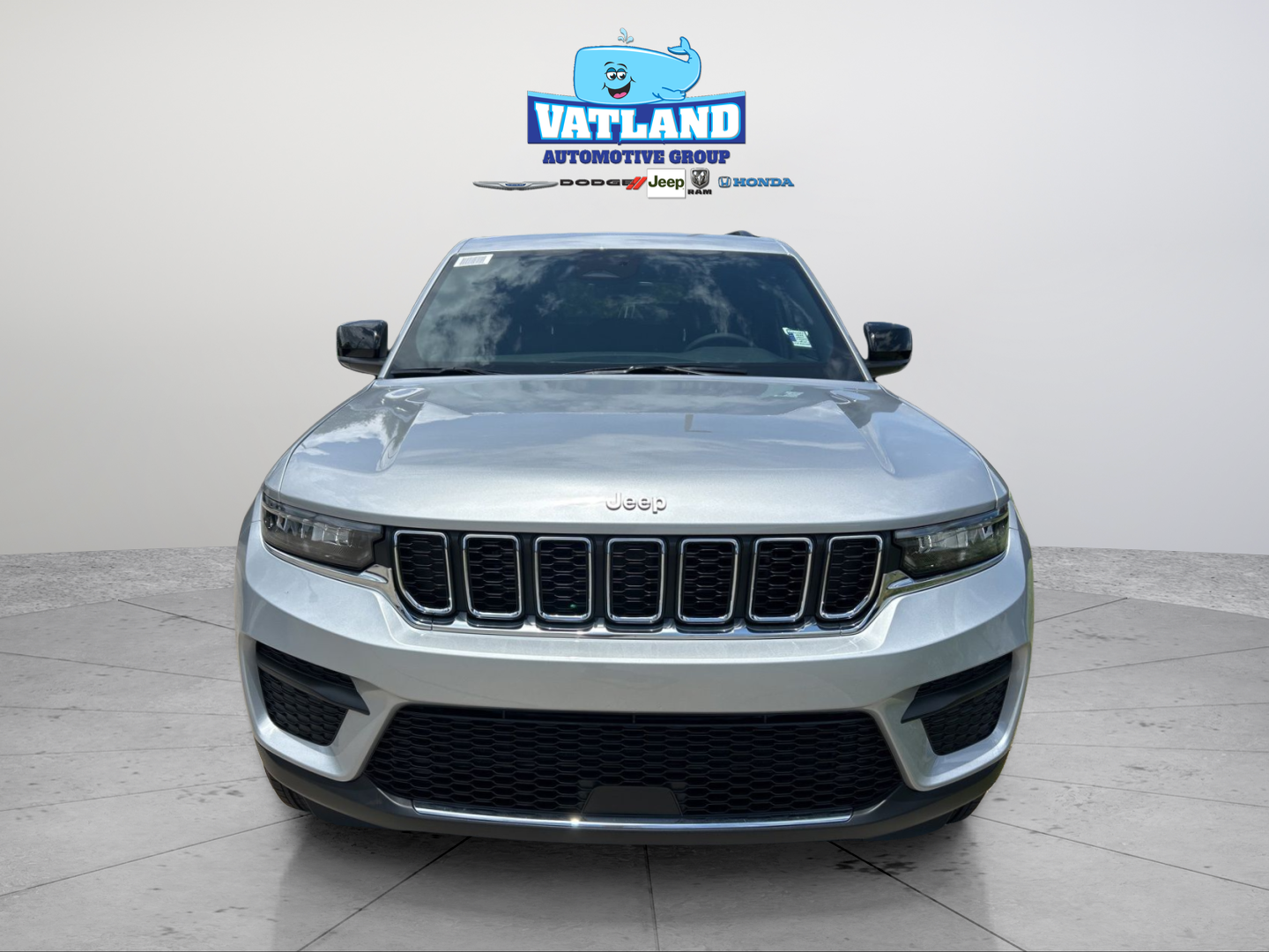 New 2026 Silver Zynith Exterior Paint Jeep Laredo image 21