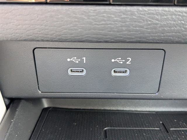 Used 2025 Black Diamond Mitsubishi SE image 22