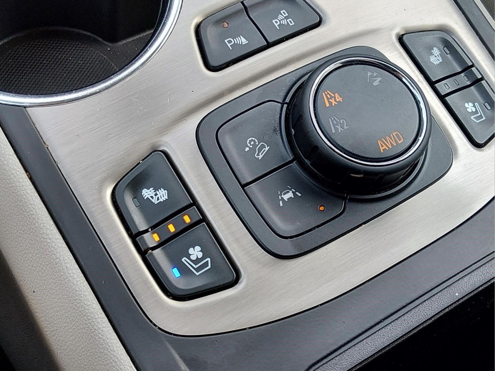Used 2024 White Frost Tricoat GMC Denali image 28