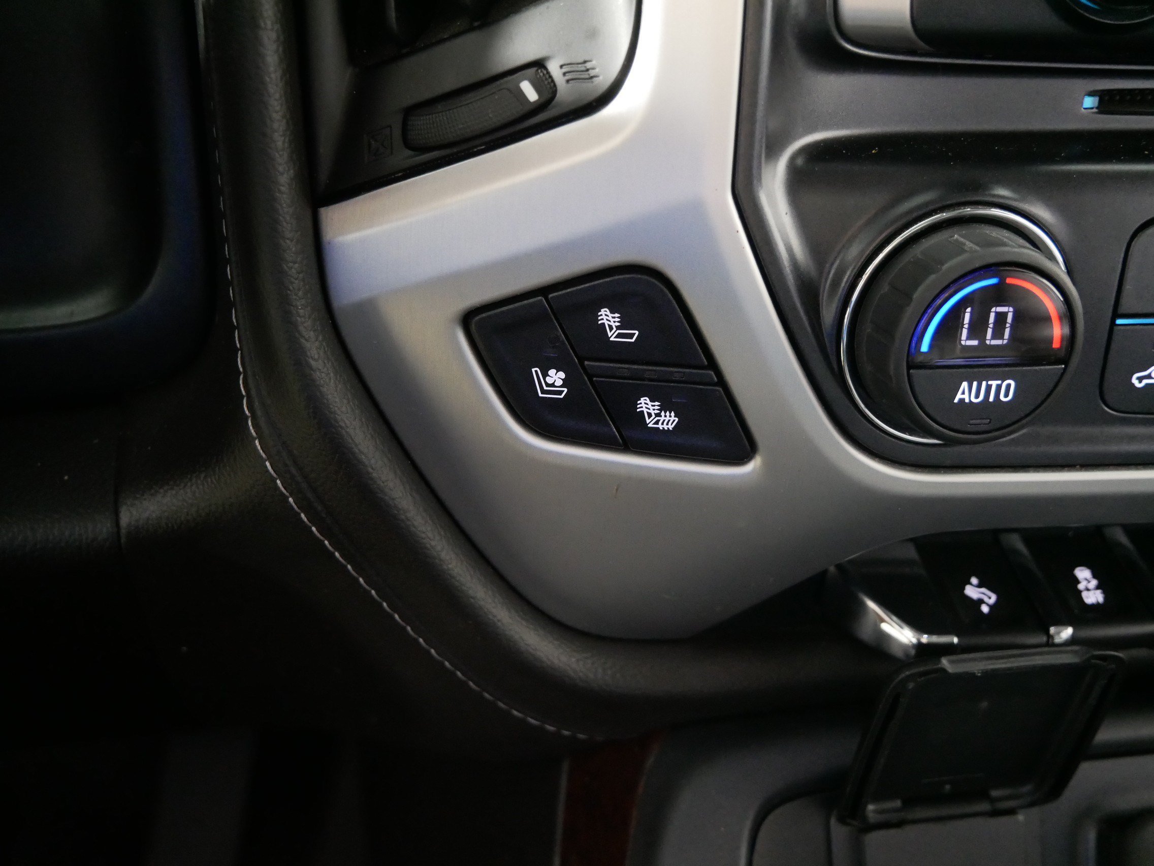 Used 2018 WHITE FROST TRICOAT GMC SLT image 28