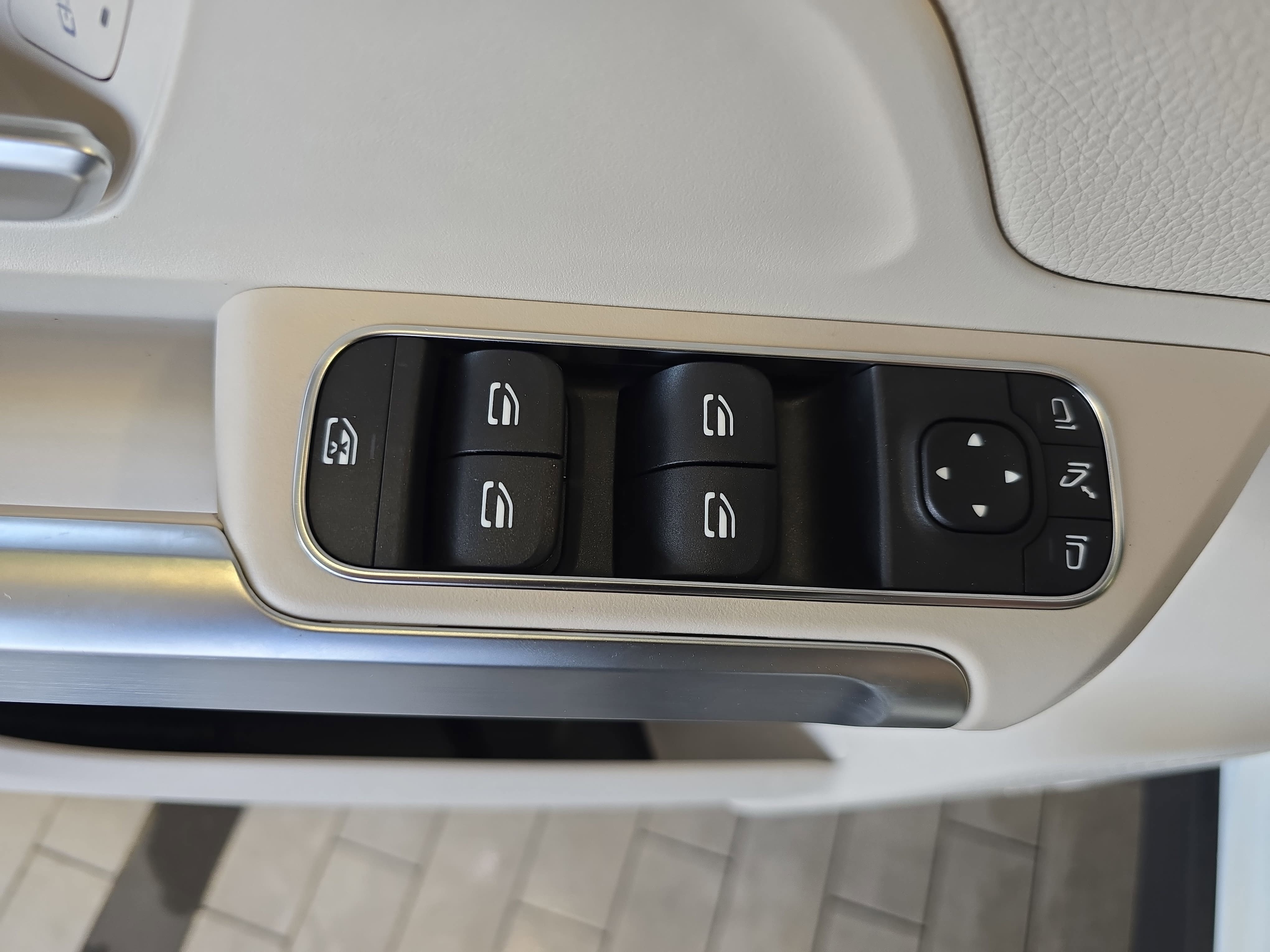 New 2026 Polar White Mercedes-Benz GLB250 image 28