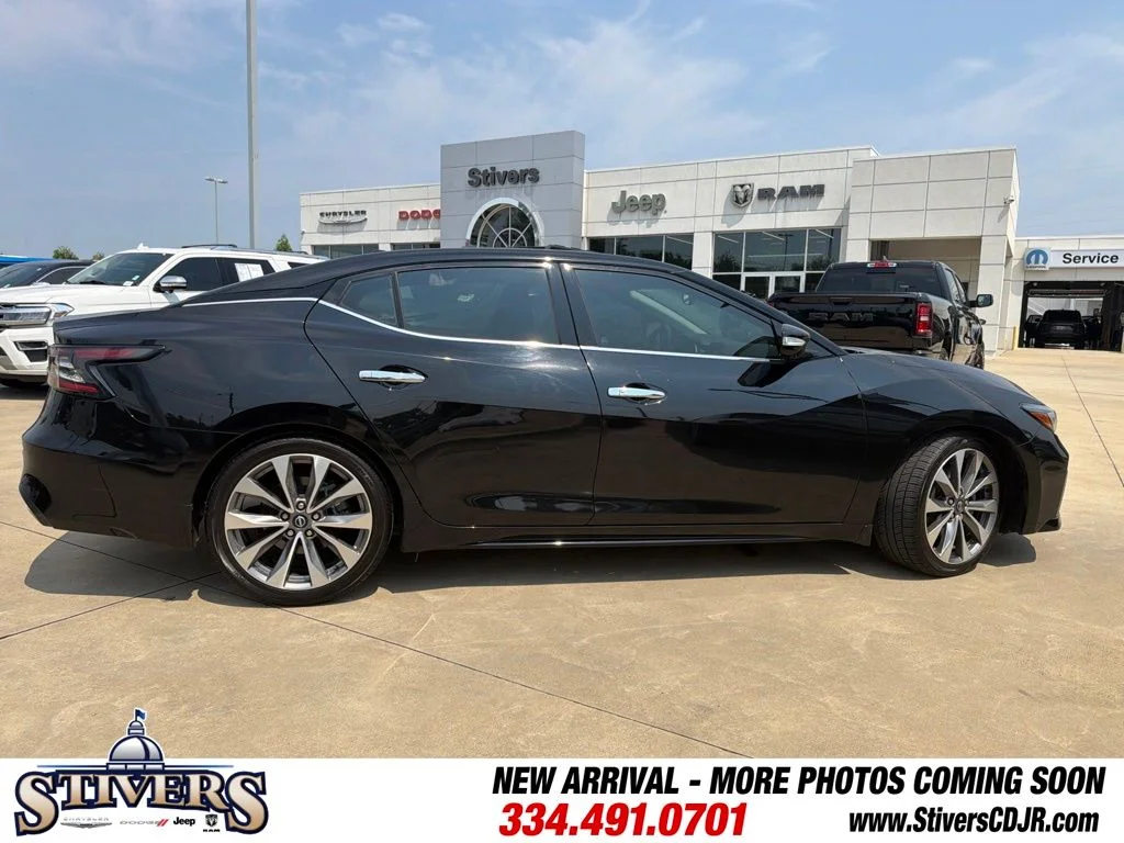 Used 2023 Black Nissan Platinum image 11