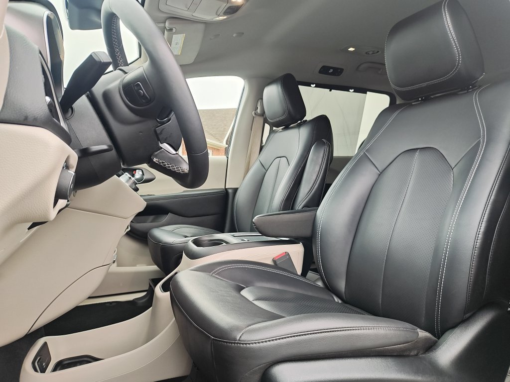 Used 2024 Black Chrysler Touring L image 13